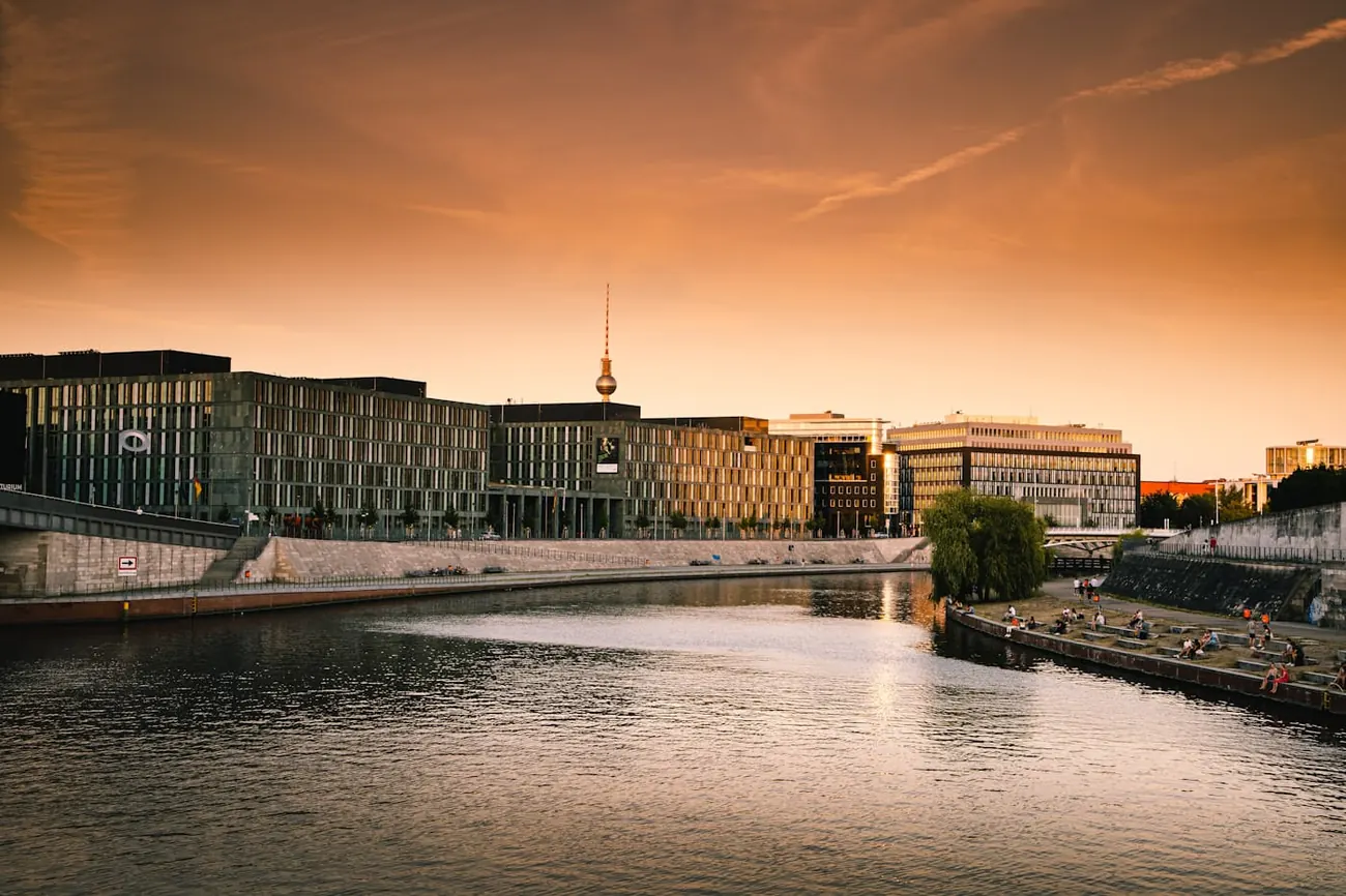 Berlin im Abendlicht an der Spree