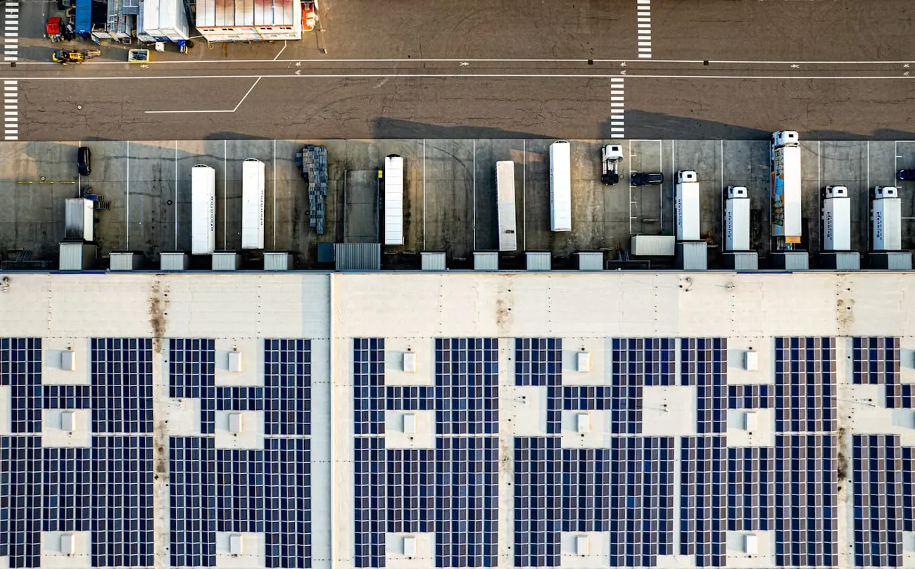 Luftaufnahme einer großen Photovoltaikanlage auf einem Industriedach