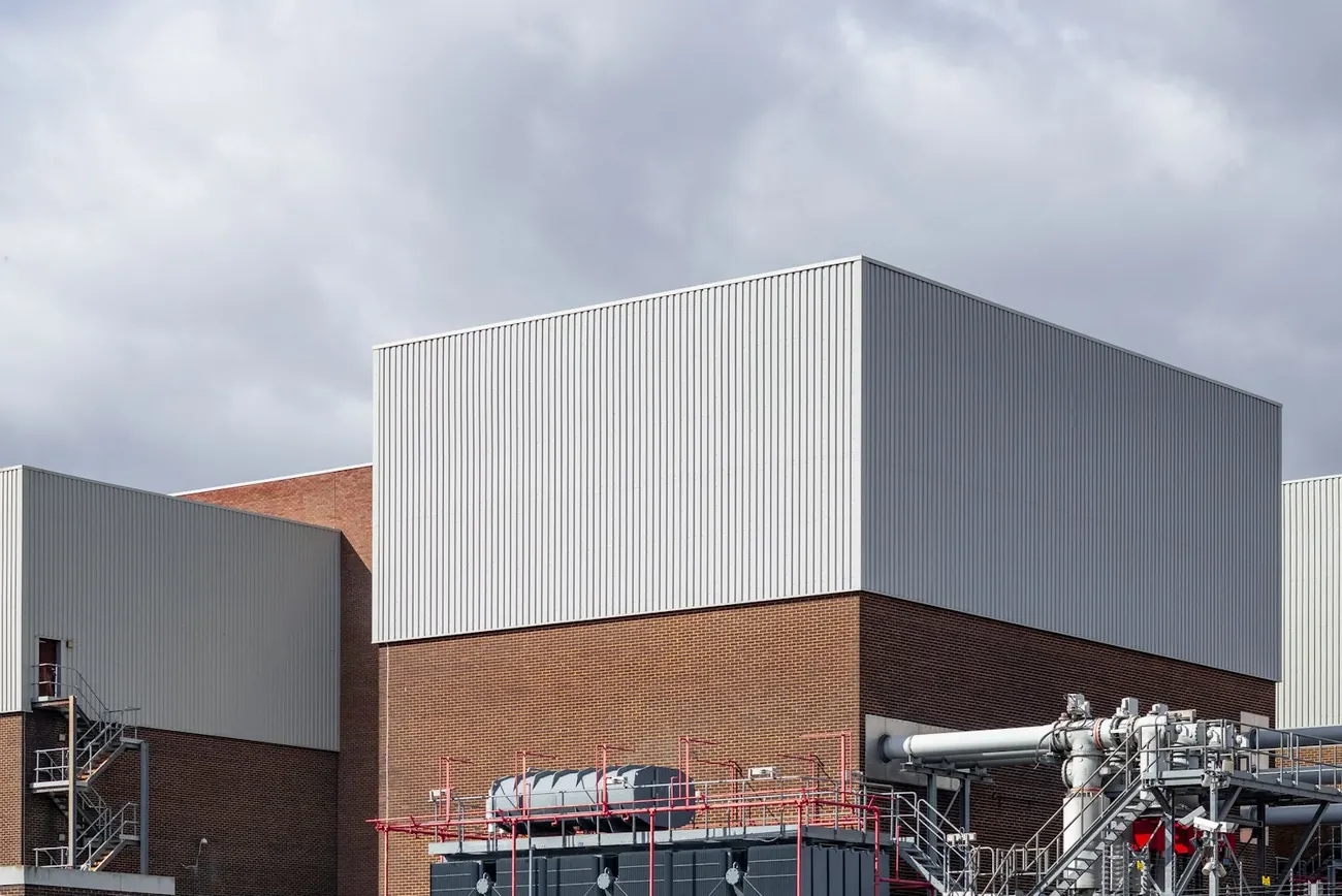 Moderne Industriehalle mit metallverkleideter Fassade und Anlagentechnik