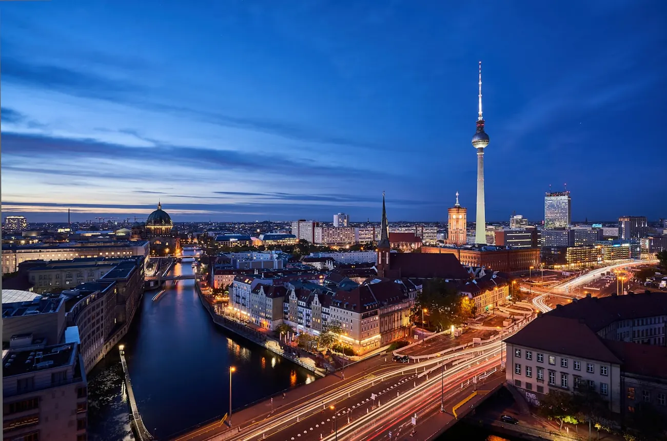 Berlin zur blauen Stunde mit Blick über die Spree