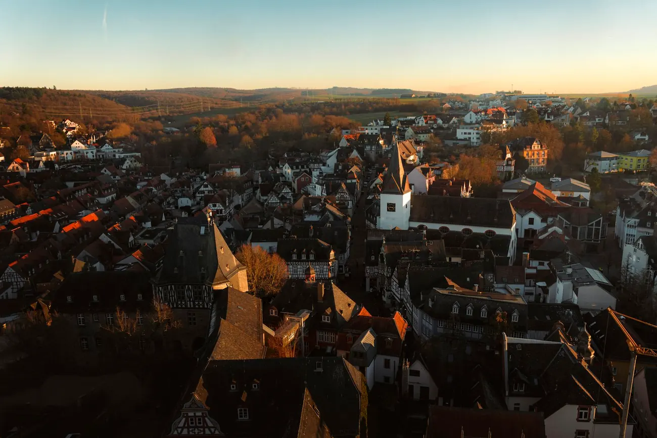 Blick über eine historische deutsche Altstadt im Abendlicht